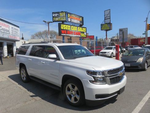 Used 2016 Chevrolet Suburban LT image 3