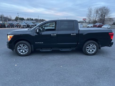 Used 2021 Nissan Titan SV w/ SV Convenience Package image 2