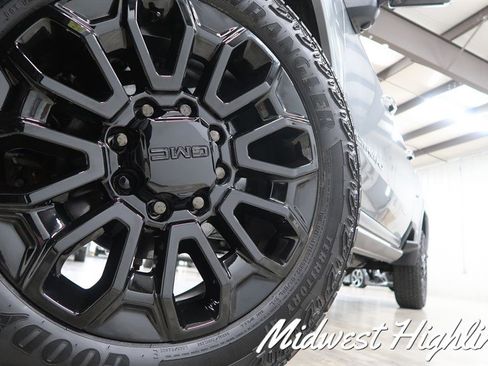 Used 2025 GMC Sierra 2500 Denali w/ Denali Reserve Package AWD/4WD image 3