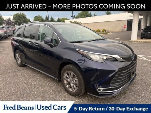 Used 2024 Toyota Sienna XLE w/ XLE Plus Package FWD image 1
