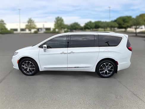 Used 2021 Chrysler Pacifica Limited w/ Uconnect Theater Family Group AWD/4WD image 4