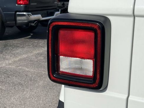 Used 2020 Jeep Wrangler Unlimited Sahara image 10