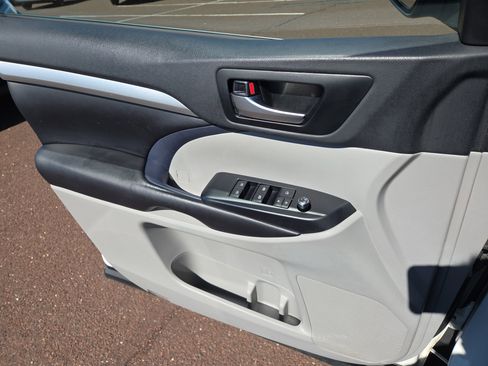 Certified 2019 Toyota Highlander XLE image 14