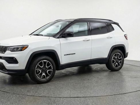 Used 2025 Jeep Compass Trailhawk AWD/4WD image 3