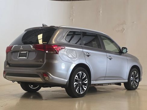 Used 2018 Mitsubishi Outlander 4WD Plug-In Hybrid image 5