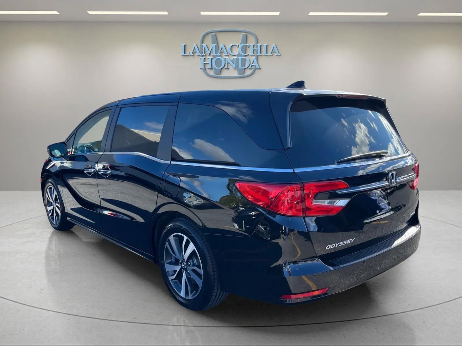 Used 2024 Honda Odyssey Touring image 3