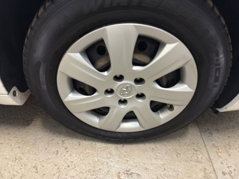 Used 2011 Toyota Camry LE image 33