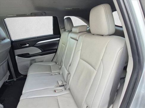 Used 2019 Toyota Highlander XLE FWD image 15
