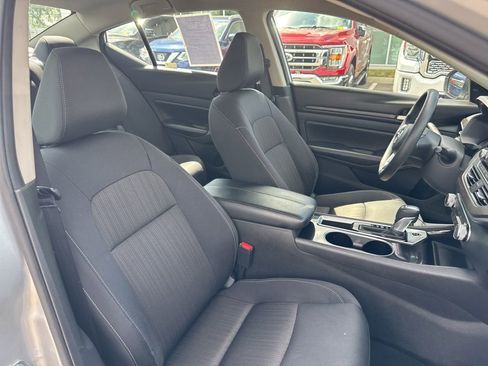 Used 2024 Nissan Altima 2.5 SV FWD image 15