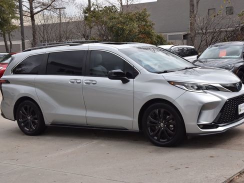 Used 2023 Toyota Sienna XSE w/ XSE Plus Package image 5