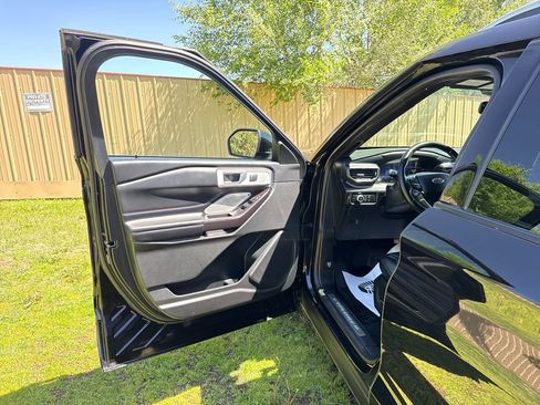 Used 2020 Ford Explorer Platinum w/ Premium Technology Package AWD/4WD image 11