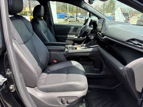Used 2025 Toyota Sienna Platinum FWD image 6