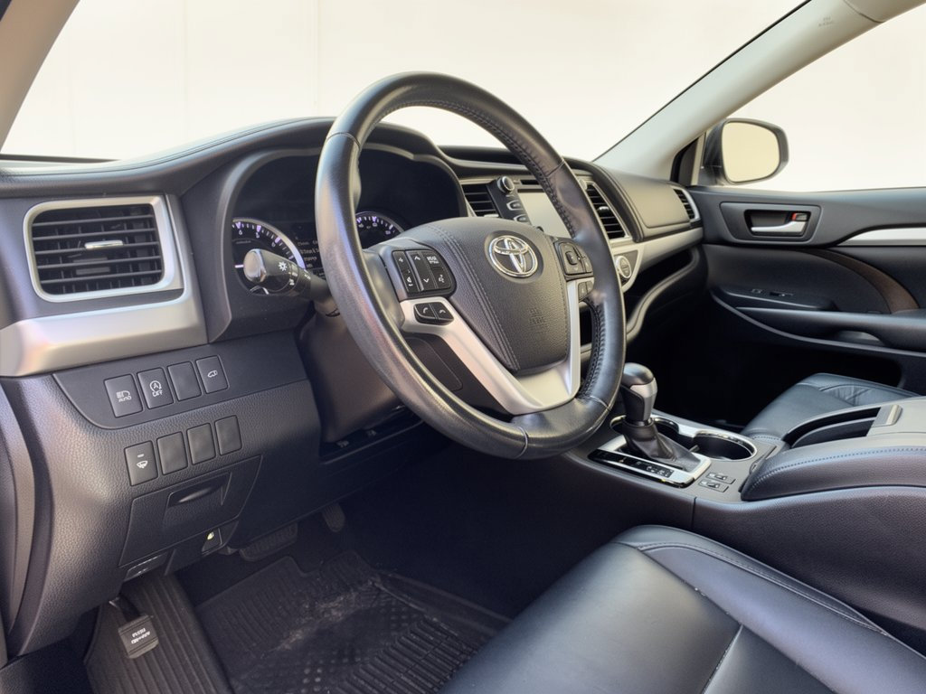 Used 2018 Toyota Highlander XLE AWD/4WD image 4