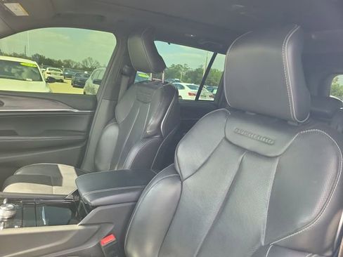 Used 2022 Jeep Grand Cherokee Overland w/ Luxury Tech Group IV image 17