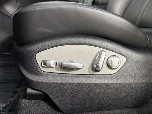 Certified 2025 Porsche Macan Turbo AWD/4WD image 39