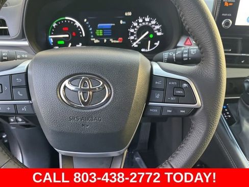 Used 2025 Toyota Sienna XLE FWD image 19
