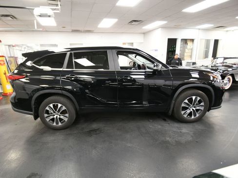 Certified 2023 Toyota Highlander XLE image 8