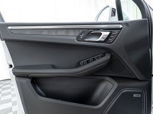 Used 2025 Porsche Macan image 14