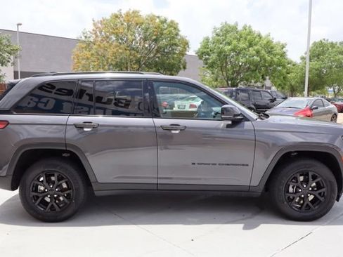 Used 2024 Jeep Grand Cherokee Altitude RWD image 5