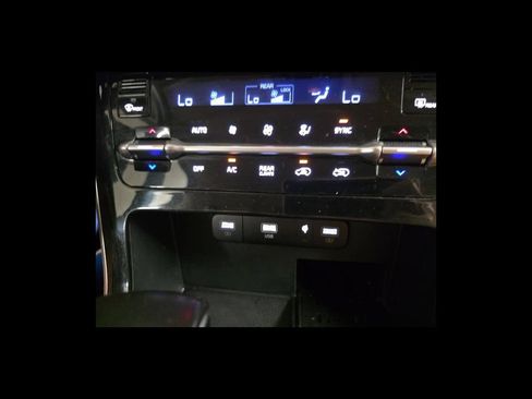 Used 2024 Kia Carnival EX FWD image 23