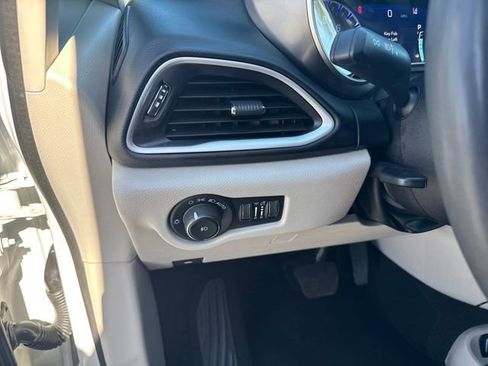 Used 2023 Chrysler Pacifica Touring-L FWD image 16