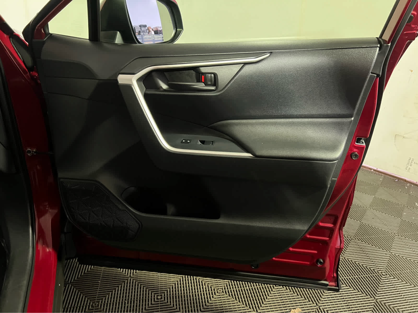 Used 2019 Toyota RAV4 LE w/ All Weather Liner Package AWD/4WD image 28