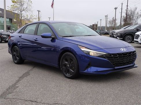 Used 2022 Hyundai Elantra SEL w/ Preferred Accessory Package image 3