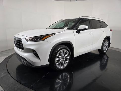 Used 2023 Toyota Highlander Limited AWD/4WD image 2