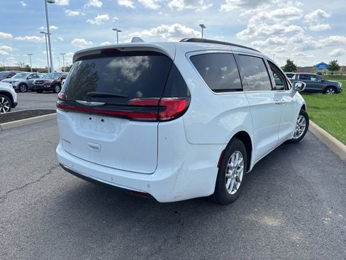 Used 2022 Chrysler Pacifica Touring-L image 10
