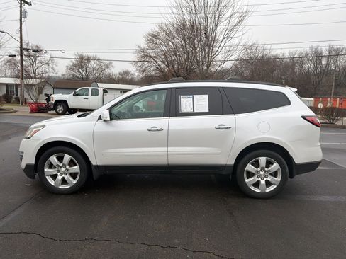 Used 2016 Chevrolet Traverse LT w/ Style and Technology Package image 2