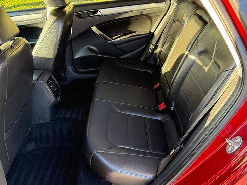 Used 2019 Volkswagen Passat 2.0T Wolfsburg image 18