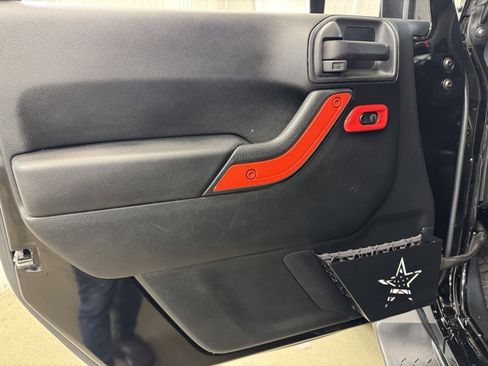 Used 2017 Jeep Wrangler Unlimited Sahara w/ Connectivity Group image 8