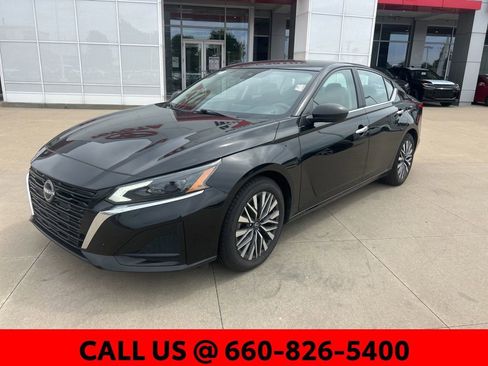 Used 2025 Nissan Altima 2.5 SV FWD image 2