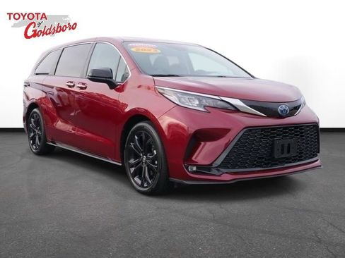 Used 2023 Toyota Sienna XSE image 3