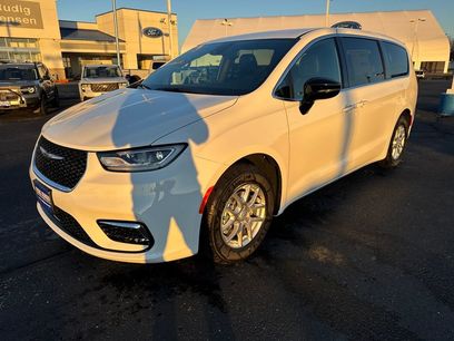 New 2026 Chrysler Pacifica Select