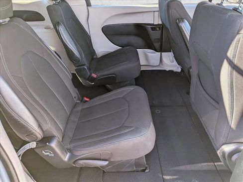 Used 2022 Chrysler Voyager LX image 18