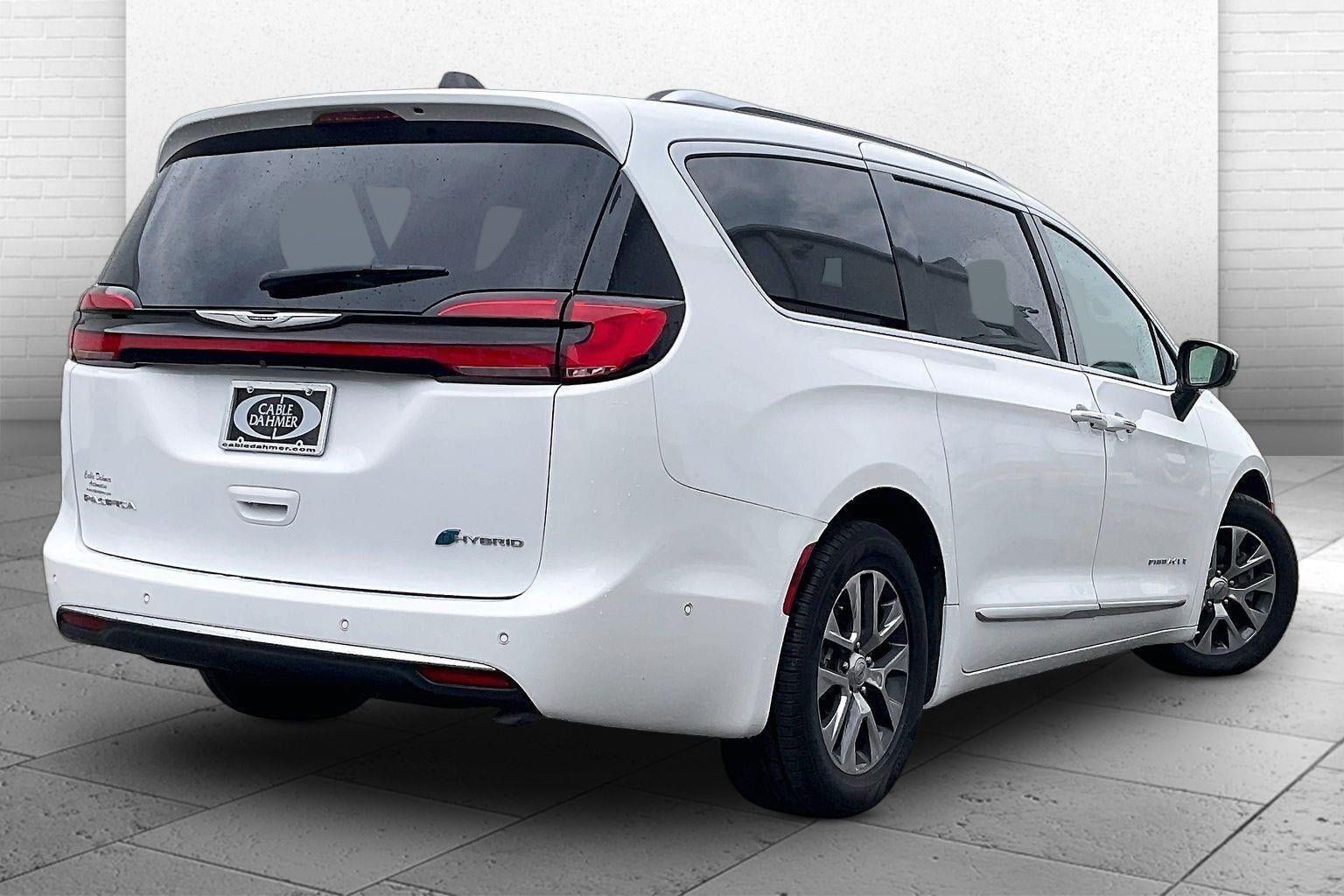 Used 2023 Chrysler Pacifica Pinnacle FWD image 14