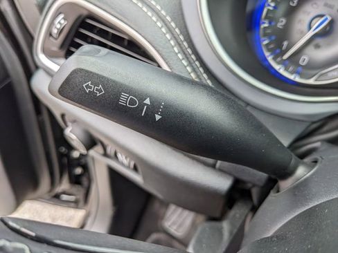 Used 2025 Chrysler Pacifica Limited image 33