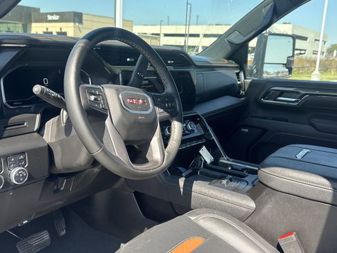 Used 2025 GMC Sierra 2500 AT4 image 5