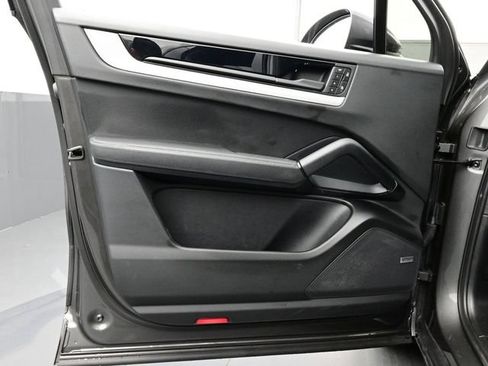 Certified 2025 Porsche Cayenne AWD/4WD image 7