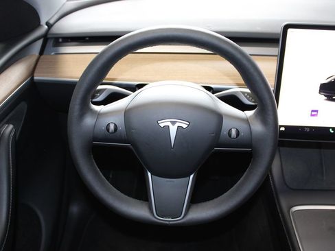 Used 2024 Tesla Model Y Long Range AWD/4WD image 9