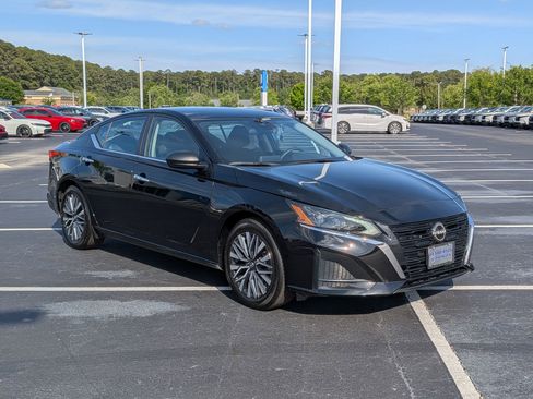 Used 2024 Nissan Altima 2.5 SV FWD image 1