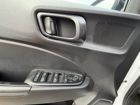 Certified 2025 Hyundai Venue Limited image 18