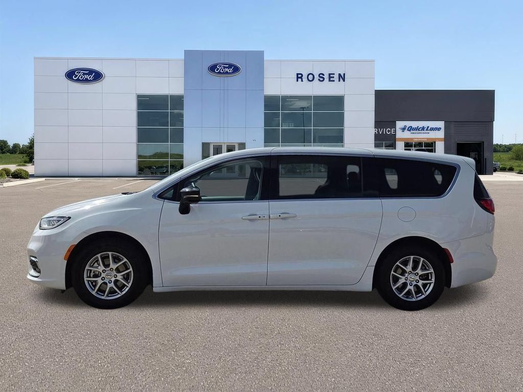 Used 2024 Chrysler Pacifica Touring-L FWD image 6