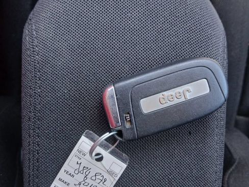 Used 2019 Jeep Renegade Latitude FWD image 30