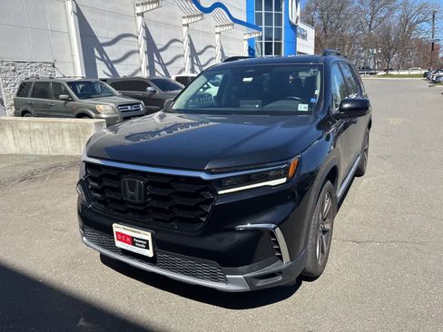 Certified 2023 Honda Pilot Touring image 2