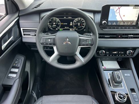 New 2025 Mitsubishi Outlander SE image 15