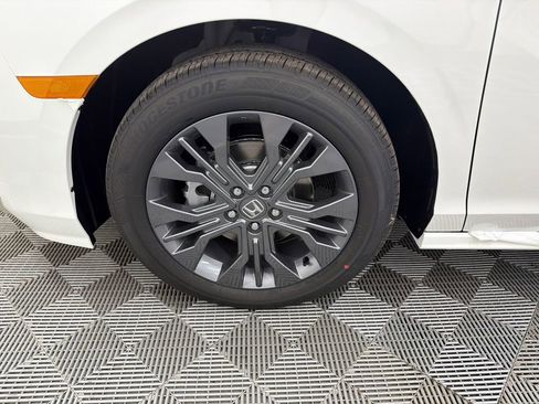 New 2026 Honda Odyssey Touring image 13