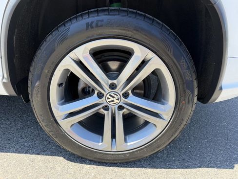 Used 2017 Volkswagen Tiguan Sport AWD/4WD image 12