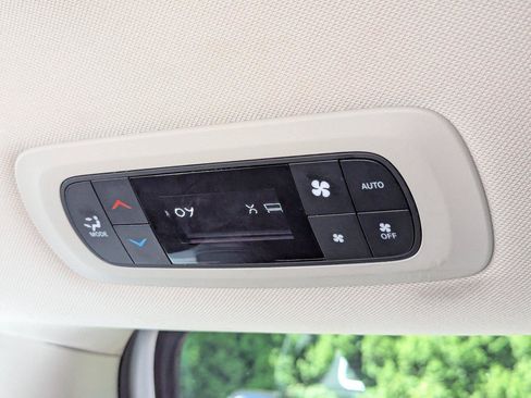 Used 2023 Chrysler Pacifica Touring-L FWD image 25